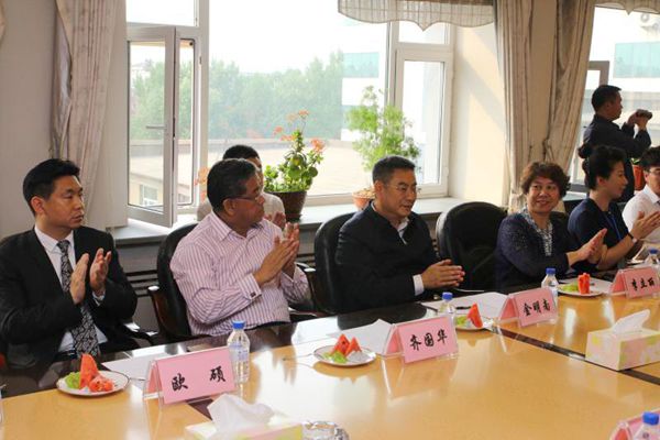 【長春市外事辦主任齊國華（前排左二）、金豆實業(yè)集團董事長金明南（前排左三）與留學生進行交流】.jpg